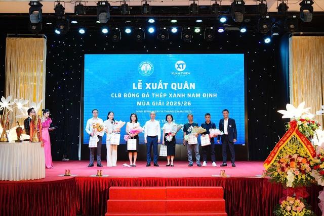 Tân binh cao hơn 2 m của CLB Nam Định: 'Tôi không đến để thay Xuân Son'- Ảnh 2. Tân binh cao hơn 2 m của CLB Nam Định: 'Tôi không đến để thay Xuân Son'- Ảnh 2.