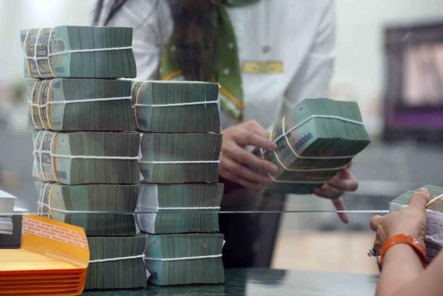 Tiền ra mạnh, làm sao ngăn lạm phát?- Ảnh 1. Tiền ra mạnh, làm sao ngăn lạm phát?- Ảnh 1.