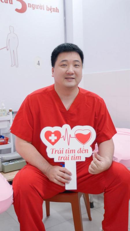 Dr. Nguyên Giáp lan tỏa yêu thương qua hành động hiến máu nhân đạo- Ảnh 1. Dr. Nguyên Giáp lan tỏa yêu thương qua hành động hiến máu nhân đạo- Ảnh 1.