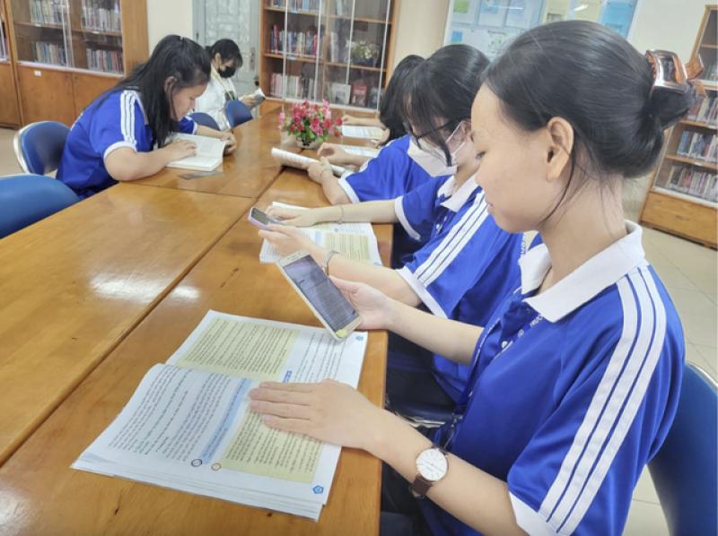 Cấm học sinh dùng điện thoại ở trường: Nên làm ngay - Ảnh 1. Cấm học sinh dùng điện thoại ở trường: Nên làm ngay - Ảnh 1.