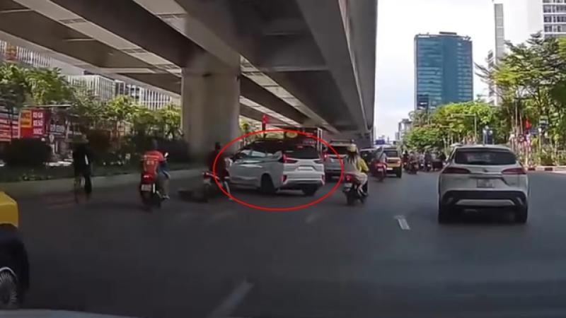 'Quái xế' lái ô tô chuyển cùng lúc 5 làn đường, suýt tông xe máy - Ảnh 1.