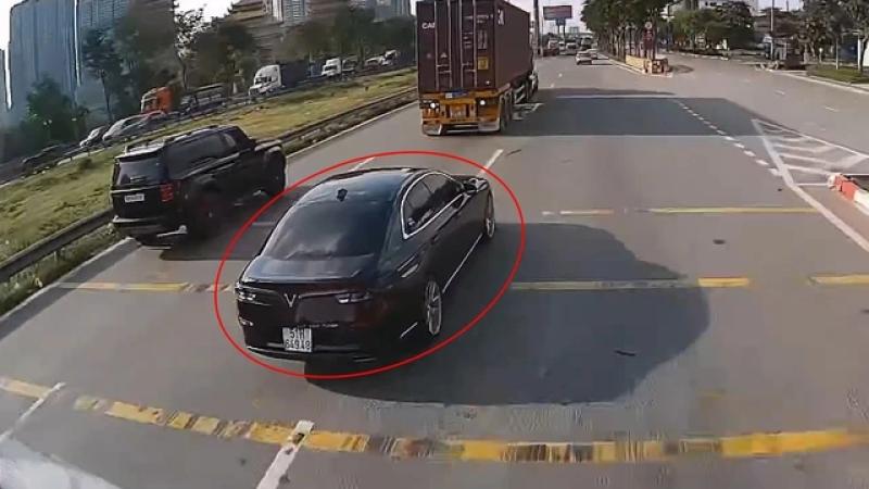 Ô tô con lạng lách đánh võng, cố tình chèn đường xe khách trên phố - Ảnh 1.