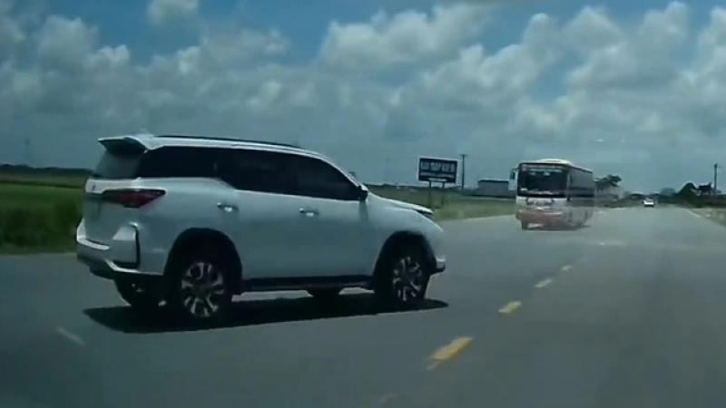 Ô tô ôm cua sang đường 'như tự sát', suýt gây tai nạn kinh hoàng - Ảnh 1.