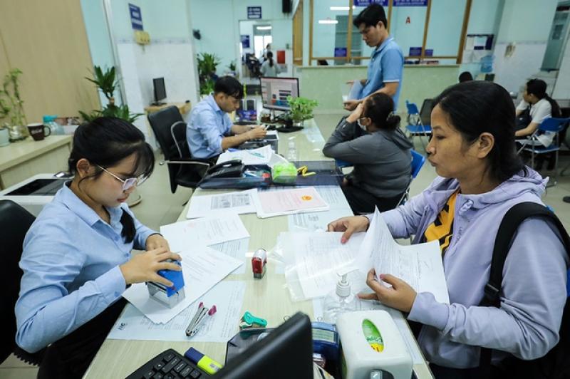 Sớm có giải pháp giảm tải chứng thực hồ sơ hành chính tại TP . HCM - Ảnh 1. Sớm có giải pháp giảm tải chứng thực hồ sơ hành chính tại TP . HCM - Ảnh 1.