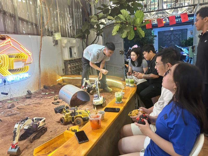 Độc lạ quán cà phê kết hợp điều khiển xe mô hình tại TP.HCM- Ảnh 2. Độc lạ quán cà phê kết hợp điều khiển xe mô hình tại TP.HCM- Ảnh 2.