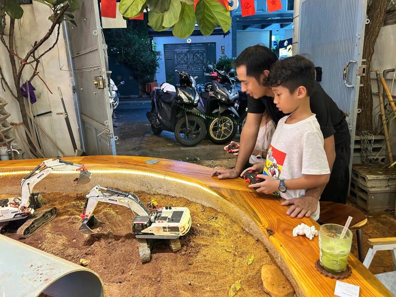 Độc lạ quán cà phê kết hợp điều khiển xe mô hình tại TP.HCM- Ảnh 5. Độc lạ quán cà phê kết hợp điều khiển xe mô hình tại TP.HCM- Ảnh 5.