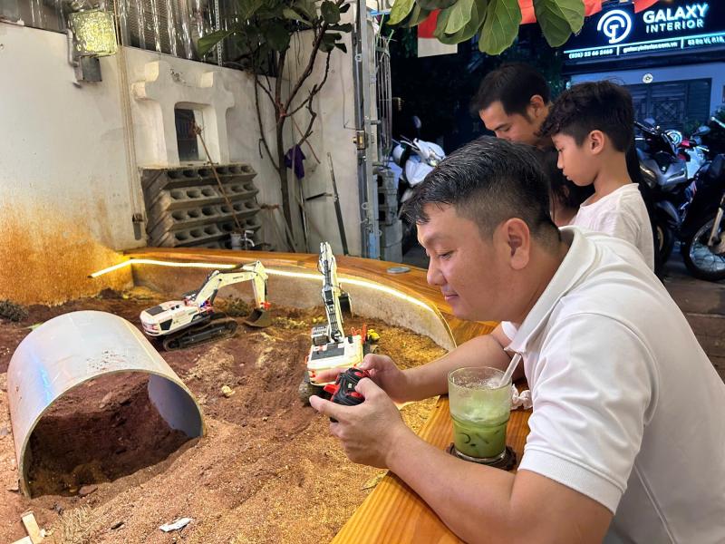 Độc lạ quán cà phê kết hợp điều khiển xe mô hình tại TP.HCM- Ảnh 3. Độc lạ quán cà phê kết hợp điều khiển xe mô hình tại TP.HCM- Ảnh 3.