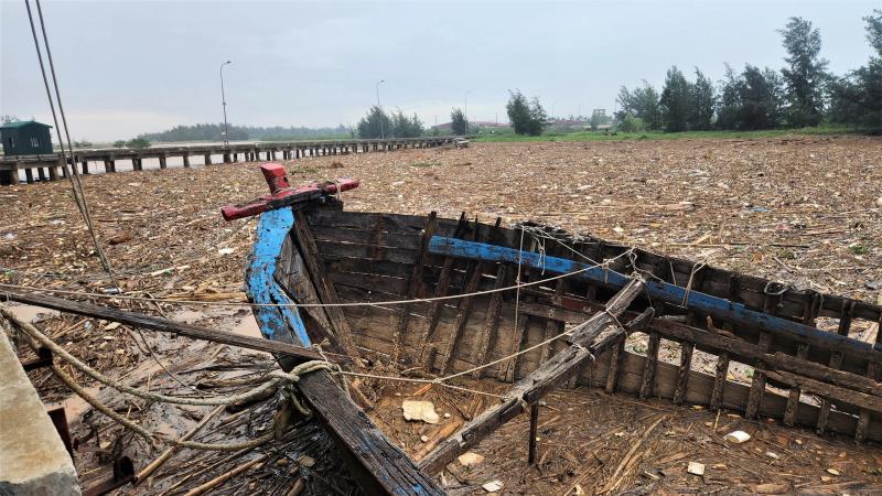Hàng trăm tấn rác thải ' bủa vây ' cảng cá Hà Tĩnh - Ảnh 6. Hàng trăm tấn rác thải ' bủa vây ' cảng cá Hà Tĩnh - Ảnh 6.