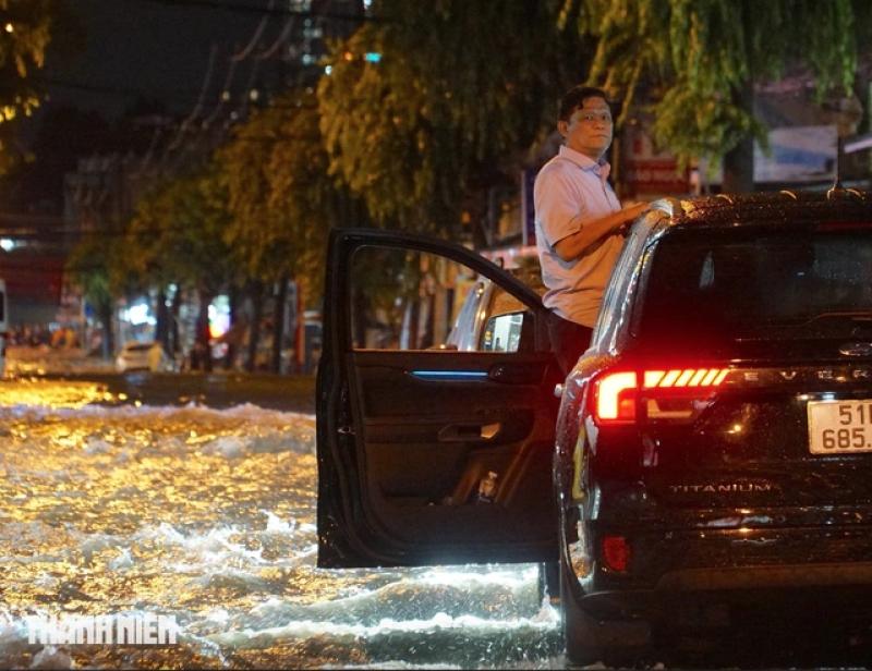 Trưa nay nắng gắt, chiều tối TP.HCM lại có mưa giông mạnh? - Ảnh 1. Trưa nay nắng gắt, chiều tối TP.HCM lại có mưa giông mạnh? - Ảnh 1.