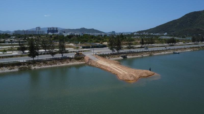 Phạt doanh nghiệp 30 triệu đồng vì đổ đất lấp sông Quán Trường Nha Trang- Ảnh 1. Phạt doanh nghiệp 30 triệu đồng vì đổ đất lấp sông Quán Trường Nha Trang- Ảnh 1.
