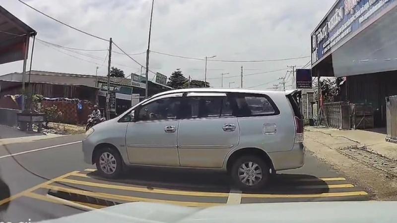 Ô tô trôi tự do ra đường suýt gây họa vì tài xế... quên kéo phanh tay - Ảnh 1.