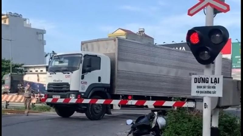 Tài xế cố lái xe tải vượt rào chắn, bị người dân ép lùi lại - Ảnh 1.