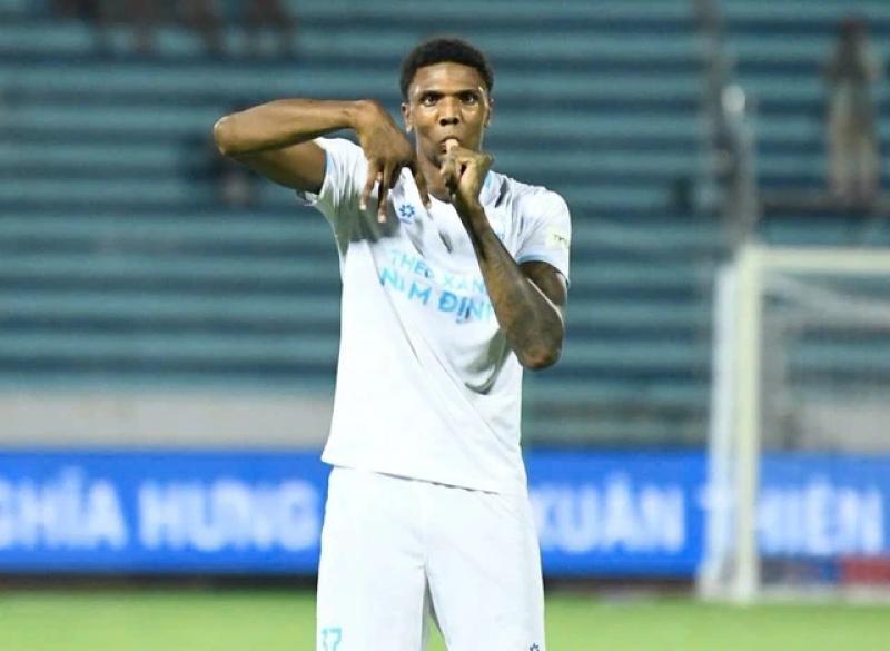Tiền đạo 2,06 m Kyle Hudlin của Nam Định: Thủ môn V-League gặp ‘ác mộng’- Ảnh 1. Tiền đạo 2,06 m Kyle Hudlin của Nam Định: Thủ môn V-League gặp ‘ác mộng’- Ảnh 1.