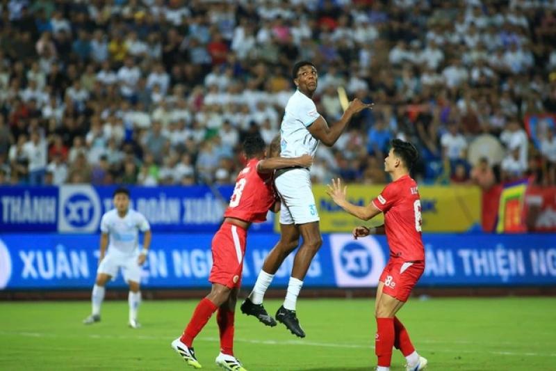 Tiền đạo 2,06 m Kyle Hudlin của Nam Định: Thủ môn V-League gặp ‘ác mộng’- Ảnh 5. Tiền đạo 2,06 m Kyle Hudlin của Nam Định: Thủ môn V-League gặp ‘ác mộng’- Ảnh 5.