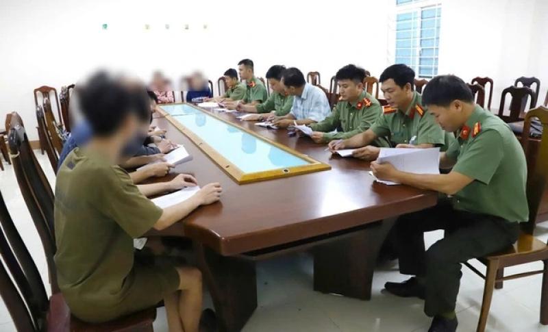 Công an tỉnh Lâm Đồng tiếp nhận 11 người do cơ quan chức năng Campuchia trao trả- Ảnh 1. Công an tỉnh Lâm Đồng tiếp nhận 11 người do cơ quan chức năng Campuchia trao trả- Ảnh 1.