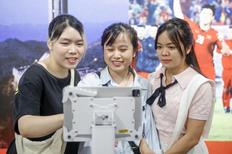 Công nghệ AR tái hiện thời khắc lịch sử hào hùng của dân tộc- Ảnh 4. Công nghệ AR tái hiện thời khắc lịch sử hào hùng của dân tộc- Ảnh 4.