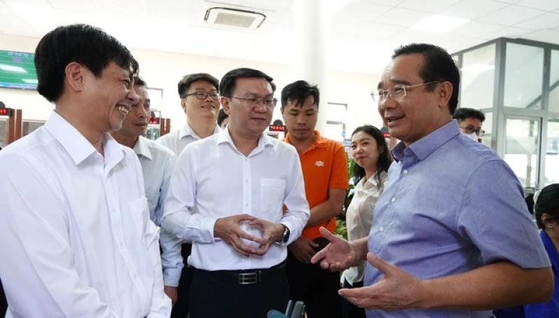 Chủ tịch TP.HCM khảo sát trung tâm hành chính công phường Bà Rịa - Ảnh 4.