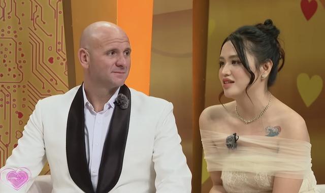 Hồng Vân thích thú trước chuyện tình cô gái Việt cưới chồng Tây hơn 19 tuổi - Ảnh 1.