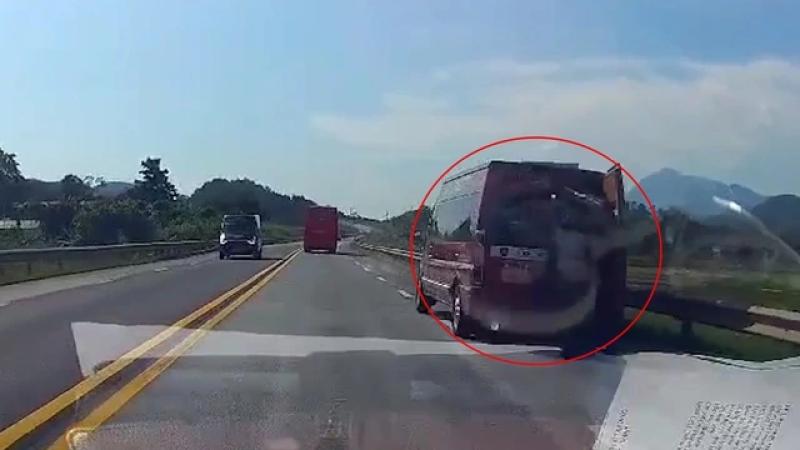 Xe khách lại ngang nhiên dừng đón khách trên cao tốc, mức phạt chưa đủ nặng? - Ảnh 1.
