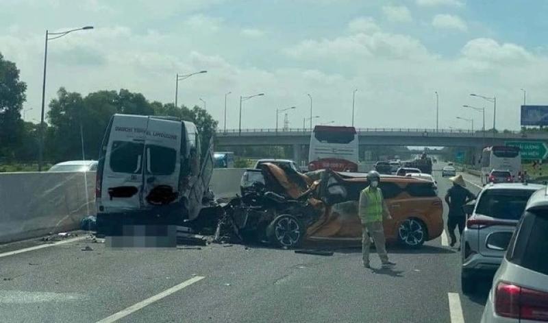 Xe khách lại ngang nhiên dừng đón khách trên cao tốc, mức phạt chưa đủ nặng? - Ảnh 2.