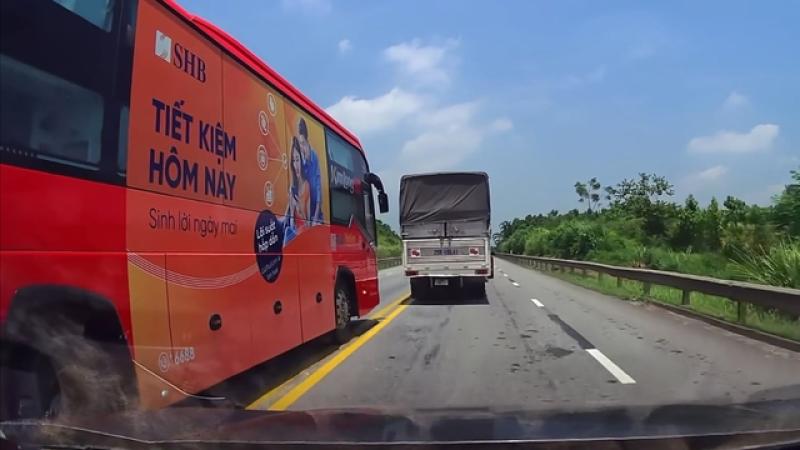 Thất kinh xe khách vượt ẩu, tạt đầu ‘cướp đường’ ô tô con trên cao tốc - Ảnh 1.