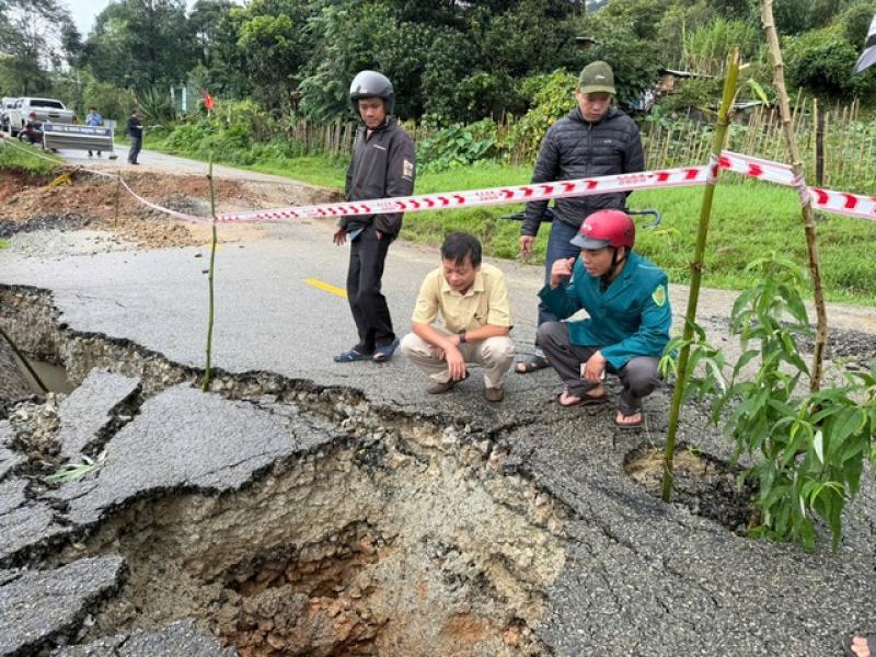 Quảng Ngãi: QL40B sụt lún nghiêm trọng, xuất hiện 'hố tử thần' - Ảnh 1.