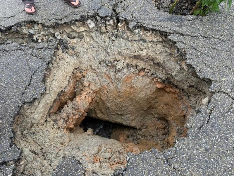 Quảng Ngãi: QL40B sụt lún nghiêm trọng, xuất hiện 'hố tử thần' - Ảnh 2.