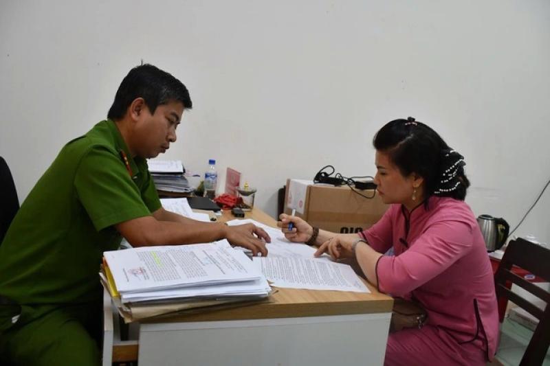 Bé trai bị bảo mẫu bạo hành ở Quảng Ngãi đã tử vong - Ảnh 2.