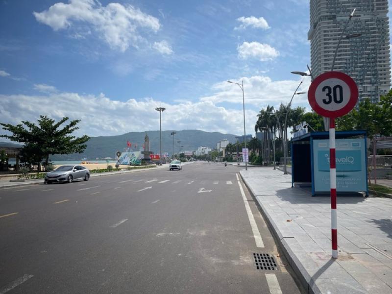 Phố biển Quy Nhơn hạn chế tốc độ 30 km/giờ để phát triển du lịch- Ảnh 1. Phố biển Quy Nhơn hạn chế tốc độ 30 km/giờ để phát triển du lịch- Ảnh 1.