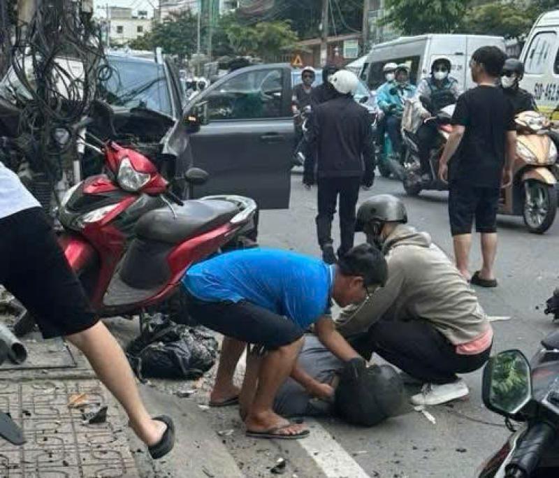 TP.HCM: Tài xế ô tô đột quỵ, tông xe máy và trụ điện rồi tử vong- Ảnh 5. TP.HCM: Tài xế ô tô đột quỵ, tông xe máy và trụ điện rồi tử vong- Ảnh 5.