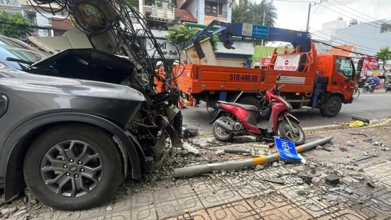 TP.HCM: Tài xế ô tô đột quỵ, tông xe máy và trụ điện rồi tử vong- Ảnh 3. TP.HCM: Tài xế ô tô đột quỵ, tông xe máy và trụ điện rồi tử vong- Ảnh 3.