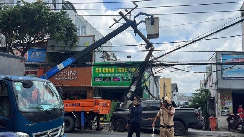TP.HCM: Tài xế ô tô đột quỵ, tông xe máy và trụ điện rồi tử vong- Ảnh 4. TP.HCM: Tài xế ô tô đột quỵ, tông xe máy và trụ điện rồi tử vong- Ảnh 4.