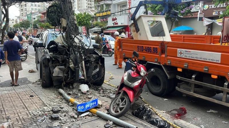 TP.HCM: Tài xế ô tô đột quỵ, tông xe máy và trụ điện rồi tử vong- Ảnh 1. TP.HCM: Tài xế ô tô đột quỵ, tông xe máy và trụ điện rồi tử vong- Ảnh 1.