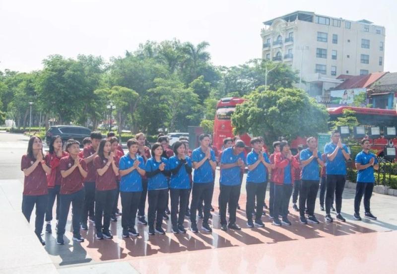 Đội tuyển nữ Việt Nam dâng hương nữ tướng: Gặp Indonesia, Thái Lan khi nào?- Ảnh 1. Đội tuyển nữ Việt Nam dâng hương nữ tướng: Gặp Indonesia, Thái Lan khi nào?- Ảnh 1.