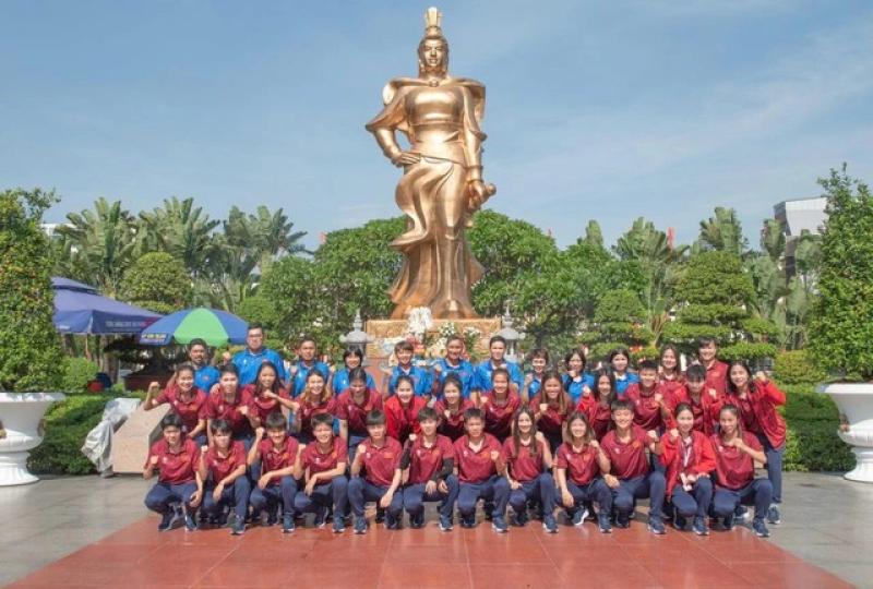 Đội tuyển nữ Việt Nam dâng hương nữ tướng: Gặp Indonesia, Thái Lan khi nào?- Ảnh 2. Đội tuyển nữ Việt Nam dâng hương nữ tướng: Gặp Indonesia, Thái Lan khi nào?- Ảnh 2.