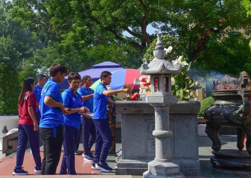 Đội tuyển nữ Việt Nam dâng hương nữ tướng: Gặp Indonesia, Thái Lan khi nào?- Ảnh 3. Đội tuyển nữ Việt Nam dâng hương nữ tướng: Gặp Indonesia, Thái Lan khi nào?- Ảnh 3.