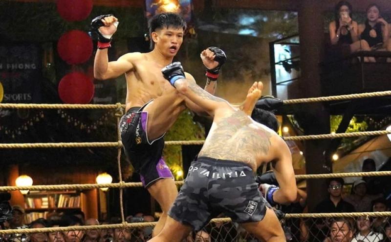Đá cao chớp nhoáng vào chỗ hiểm, võ sĩ Việt Nam hạ đo ván cao thủ Indonesia- Ảnh 1. Đá cao chớp nhoáng vào chỗ hiểm, võ sĩ Việt Nam hạ đo ván cao thủ Indonesia- Ảnh 1.
