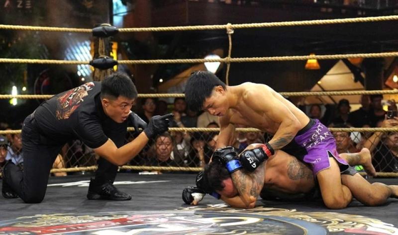 Đá cao chớp nhoáng vào chỗ hiểm, võ sĩ Việt Nam hạ đo ván cao thủ Indonesia- Ảnh 2. Đá cao chớp nhoáng vào chỗ hiểm, võ sĩ Việt Nam hạ đo ván cao thủ Indonesia- Ảnh 2.