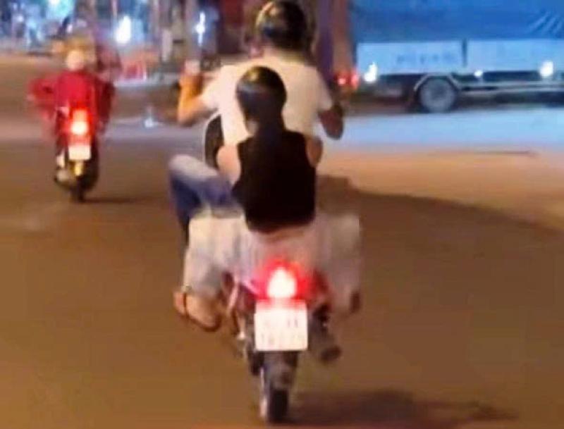 Quảng Ngãi: 'Bốc đầu xe máy, bị tịch thu phương tiện - Ảnh 1. Quảng Ngãi: 'Bốc đầu xe máy, bị tịch thu phương tiện - Ảnh 1.