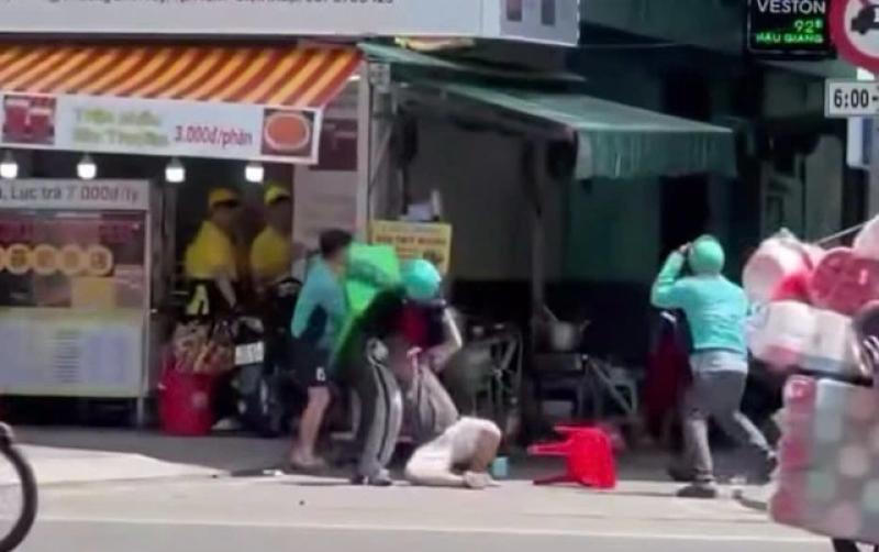 TP.HCM: Tạm giữ 5 người đánh nhau bằng gậy ở phường Bình Tây - Ảnh 2.