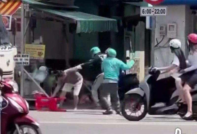 TP.HCM: Tạm giữ 5 người đánh nhau bằng gậy ở phường Bình Tây - Ảnh 1.