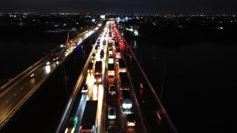 Quốc lộ 13 và đường Đỗ Mười ùn ứ kéo dài nhiều km sau mưa - Ảnh 7.