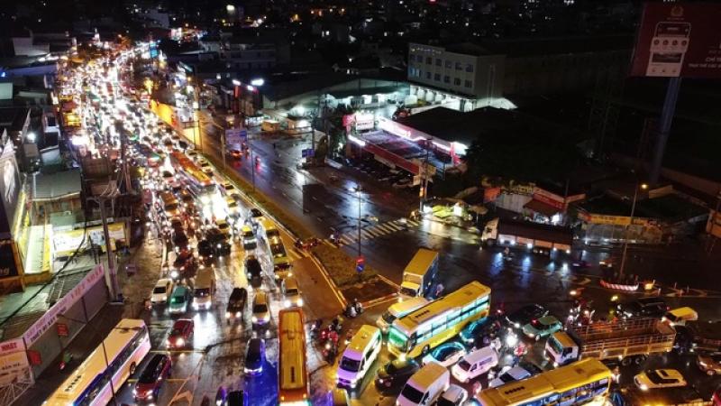 Quốc lộ 13 và đường Đỗ Mười ùn ứ kéo dài nhiều km sau mưa - Ảnh 1.