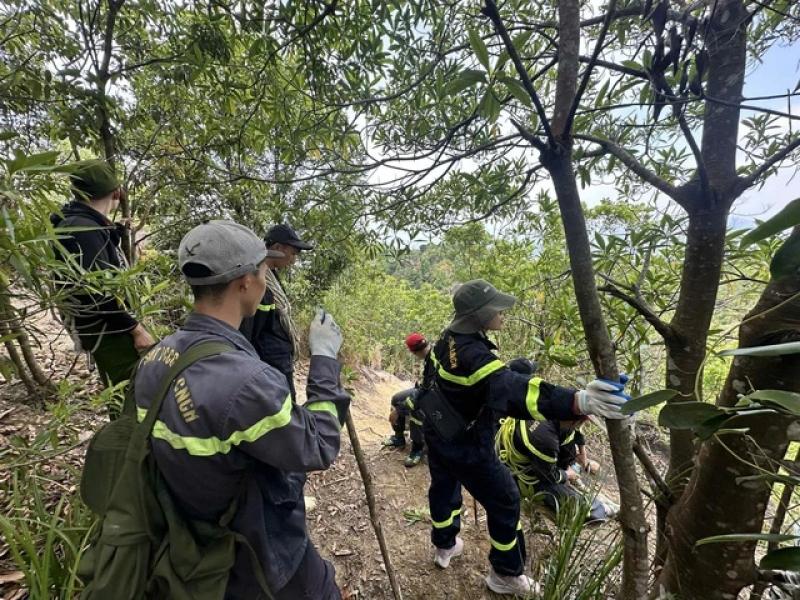 Hàng trăm người tìm kiếm nam thanh niên mất tích khi leo núi tại Khánh Hòa- Ảnh 5. Hàng trăm người tìm kiếm nam thanh niên mất tích khi leo núi tại Khánh Hòa- Ảnh 5.