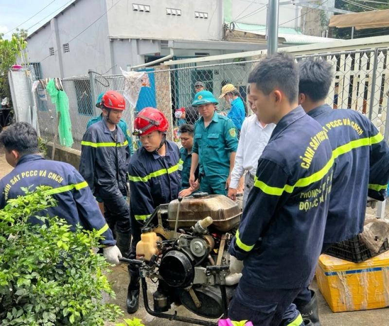 Ngập nhiều dãy trọ ở TP.HCM: 'Nước ào ào như lũ, tháo chạy trong đêm'- Ảnh 3. Ngập nhiều dãy trọ ở TP.HCM: 'Nước ào ào như lũ, tháo chạy trong đêm'- Ảnh 3.