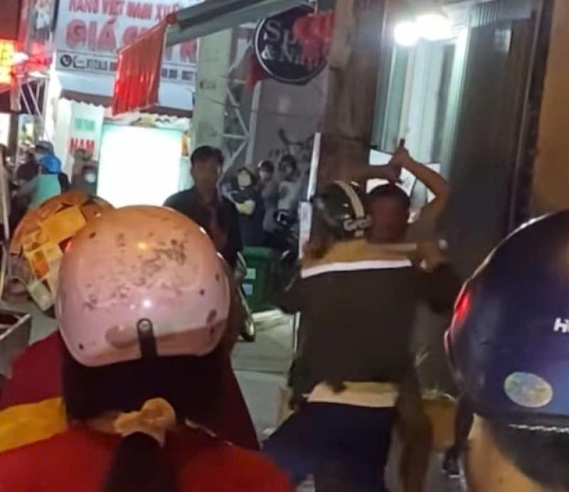 TP.HCM: 2 người đàn ông cầm gậy sắt đánh nhau, giao thông ùn ứ - Ảnh 1.