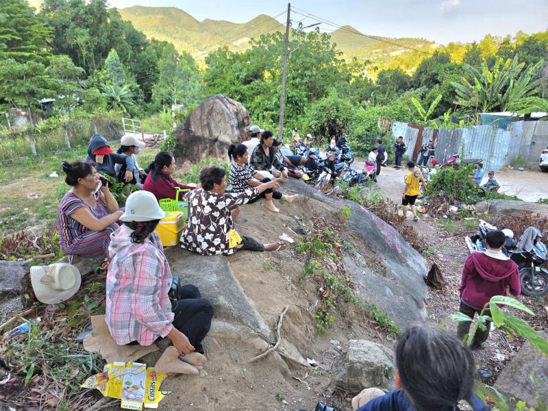 Khánh Hòa: 3 ngày vẫn chưa tìm được nam thanh niên mất tích khi đi leo núi- Ảnh 4. Khánh Hòa: 3 ngày vẫn chưa tìm được nam thanh niên mất tích khi đi leo núi- Ảnh 4.
