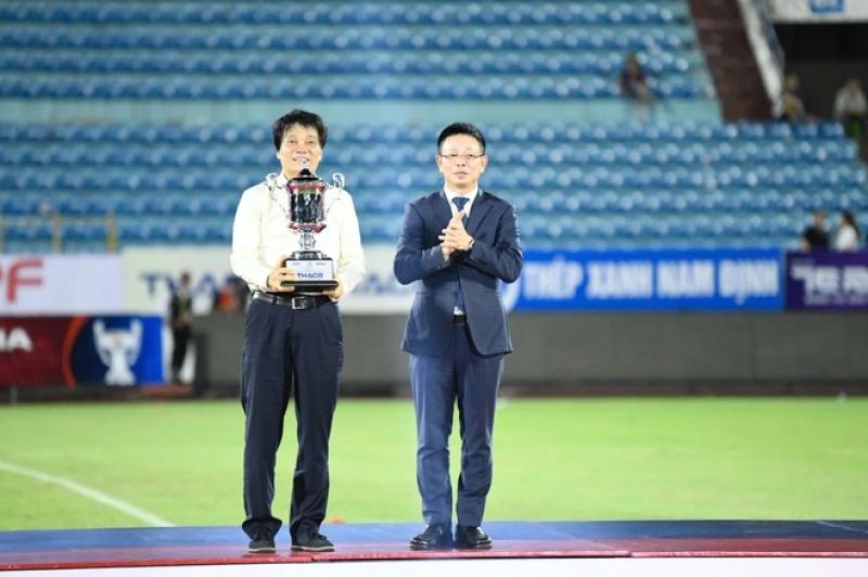 Khoảnh khắc CLB CAHN nâng Siêu cúp quốc gia: HLV Polking nói về chiếc áo hồng đổi sang… áo đen!- Ảnh 13. Khoảnh khắc CLB CAHN nâng Siêu cúp quốc gia: HLV Polking nói về chiếc áo hồng đổi sang… áo đen!- Ảnh 13.