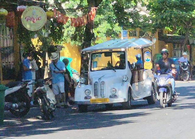 Bát nháo xe điện du lịch ở phố cổ Hội An- Ảnh 2. Bát nháo xe điện du lịch ở phố cổ Hội An- Ảnh 2.