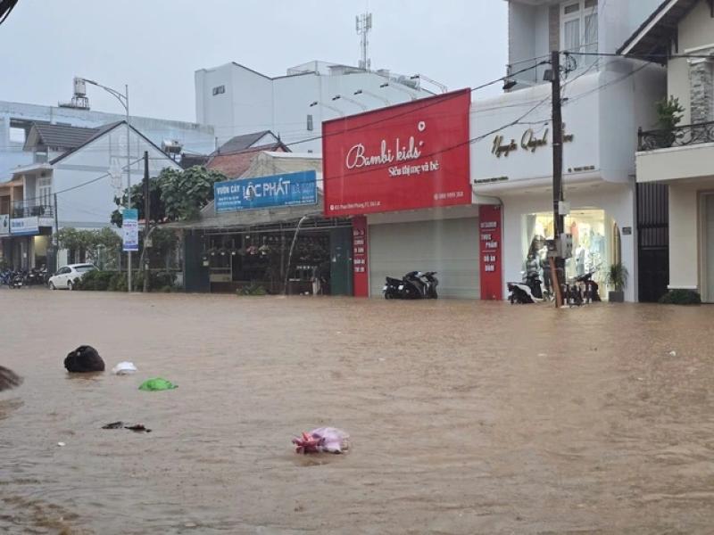 Sạt lở taluy tại P . Xuân Trường - Đà Lạt khiến 1 người chết , 1 người mất tích - Ảnh 5. Sạt lở taluy tại P . Xuân Trường - Đà Lạt khiến 1 người chết , 1 người mất tích - Ảnh 5.